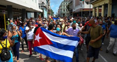 Manifestantes cubanos ocupam as ruas para protestar contra governo