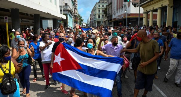 Manifestantes cubanos ocupam as ruas para protestar contra governo
