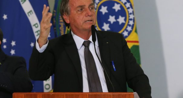 Presidente deve ficar três dias internado em SP, diz Flávio Bolsonaro