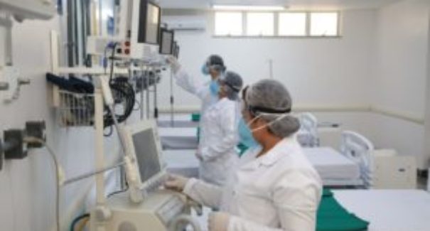 Internações de covid-19 diminuem e número de casos aumentam em 24h