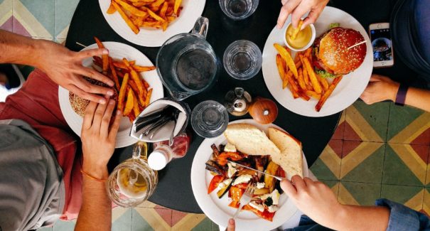 Dia do lixo: saiba como não arruinar a dieta no fim de semana