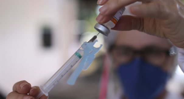 Mortes por Covid-19 de pessoas vacinadas são raras, diz especialista