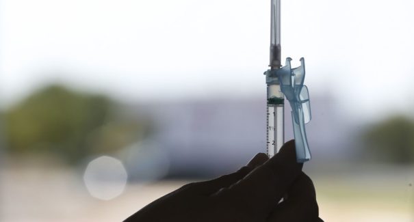 Adolescentes de 12 anos vacinam contra a Covid-19 nesta sexta-feira