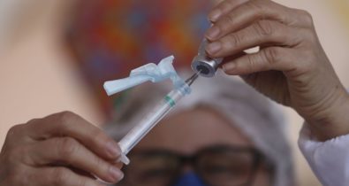 Profissionais de saúde a partir de 50 anos tomam 3ª dose da vacina nesta terça-feira