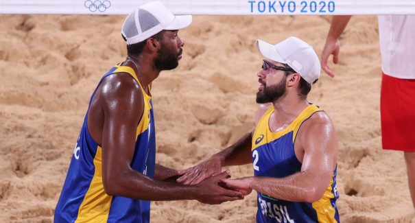 Evandro e Bruno Schmidt avançam às oitavas no vôlei de praia