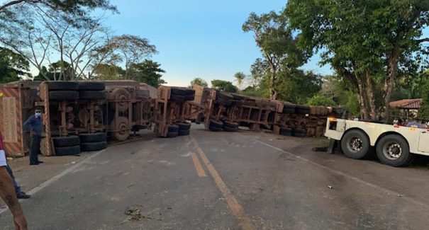 Acidente entre duas carretas e uma caminhonete deixa a BR-135 interditada