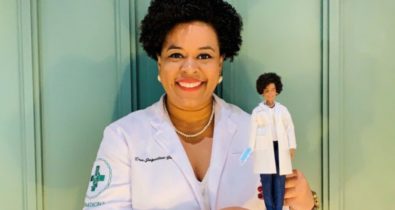 Barbie brasileira: Biomédica que ajudou a sequenciar DNA do coronavírus é homenageada com boneca