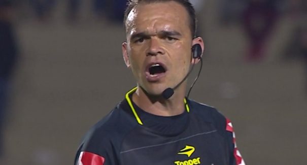 Arbitragem paulista no jogo Sampaio x Vila Nova-GO