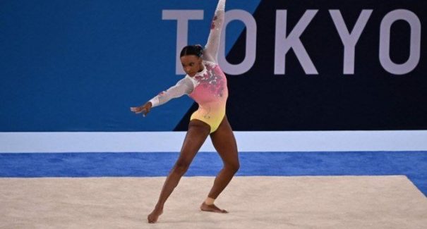 Rebeca Andrade faz boa apresentação na final do solo, mas fica sem medalha