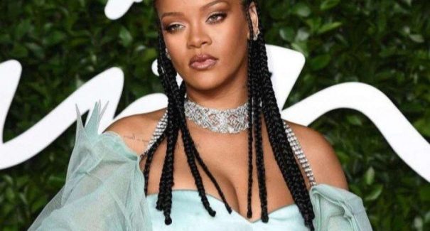 Ela ainda é cantora! Rihanna confirma show no Super Bowl 2023