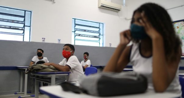 Segundo Fiocruz, vacinar adolescentes torna mais seguro retorno às aulas