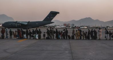 13 pessoas morrem em explosão fora do aeroporto de Cabul