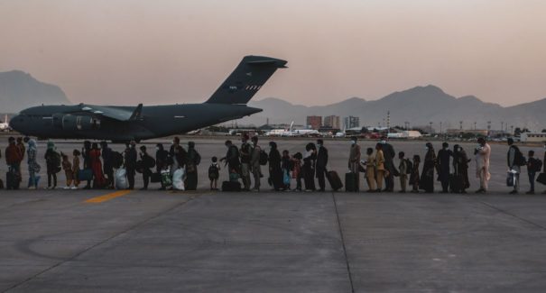 13 pessoas morrem em explosão fora do aeroporto de Cabul