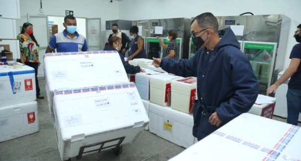 Maranhão recebe novo lote de vacinas Pfizer e CoronaVac com 111.340 doses