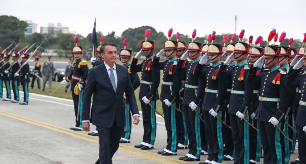 Bolsonaro participa da entrega de espadins aos cadetes da Aman