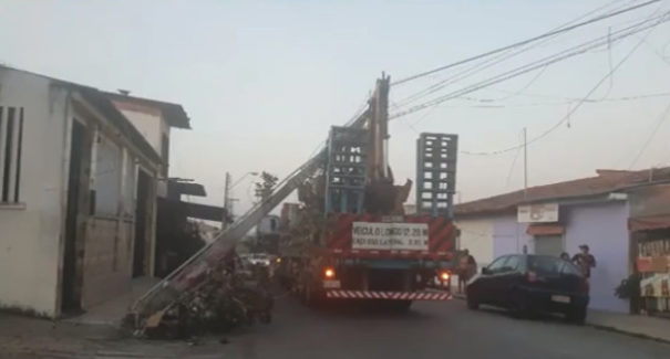 Caminhão derruba poste e arranca fiação em rua no bairro da Alemanha
