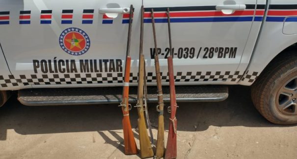 Polícia prende suspeito de ameaçar irmã com facão e apreende quatro espingardas