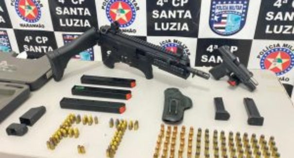 Polícia aborda motorista e apreende submetralhadora em Santa Luzia