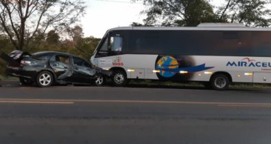 Carro e ônibus de turismo colidem em Caxias