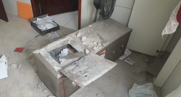 Dupla rende funcionários e rouba R$ 120 mil de cofre em residência