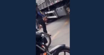 Motocicleta para embaixo de carreta após colisão na Estrada da Maioba