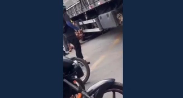 Motocicleta para embaixo de carreta após colisão na Estrada da Maioba