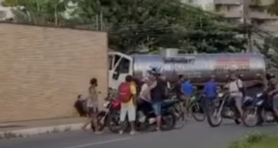 Caminhão-pipa colide em muro condomínio na Avenida dos Holandeses