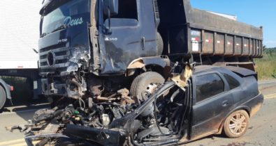 Colisão entre carro e caminhão resulta em morte de jovem na BR-135