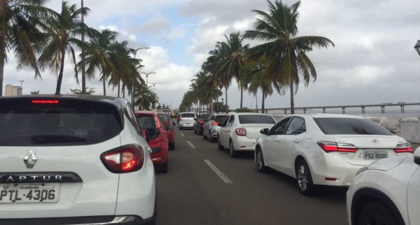 Após acidente na ponte Bandeira Tribuzzi, engarrafamentos são registrados em avenidas