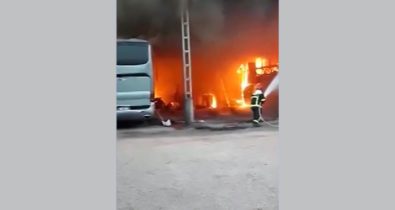Ônibus pega fogo em garagem no interior do Maranhão