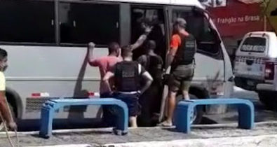 Homem surta em ônibus e faz passageiros de reféns