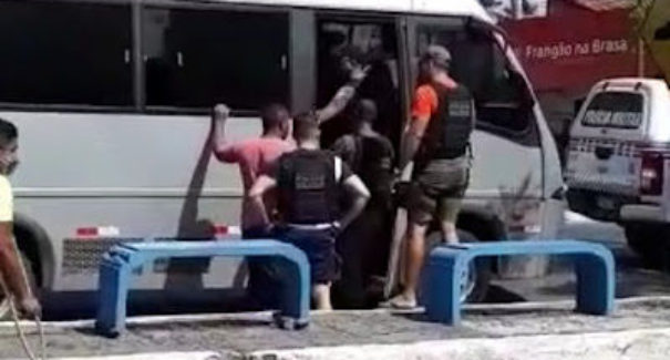 Homem surta em ônibus e faz passageiros de reféns