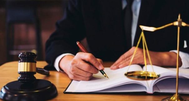 Como conseguir um advogado criminalista gratuito?