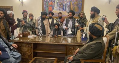 Talibã adota tom moderado e promete paz e direitos às mulheres
