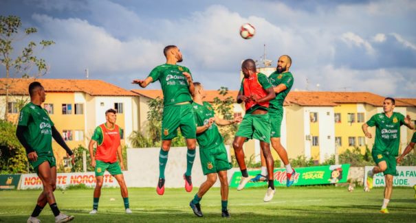 Sampaio pode ter estreia na lateral-esquerda, contra CSA