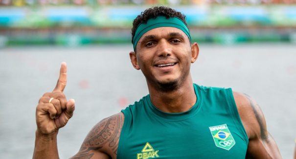 Isaquias Queiroz é ouro na canoagem de velocidade