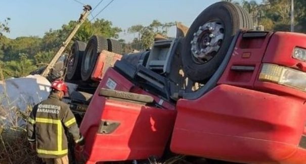 Carreta tomba e motorista fica preso às ferragens em Imperatriz