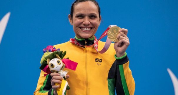 Carol Santiago fatura ouro e Gabriel Bandeira prata na natação