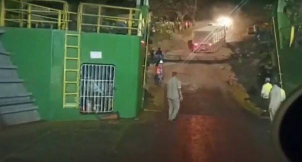 Vídeo: carreta capota na saída do Terminal Cujupe