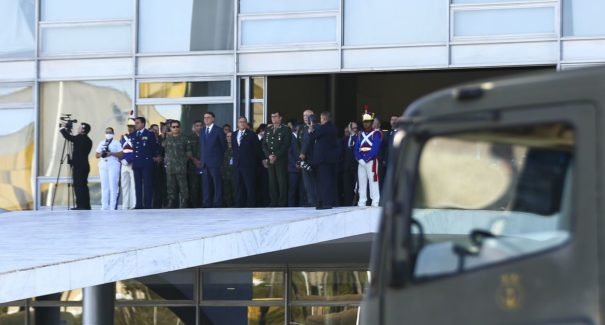 Desfile com carros blindados acontece na Esplanada dos Ministérios
