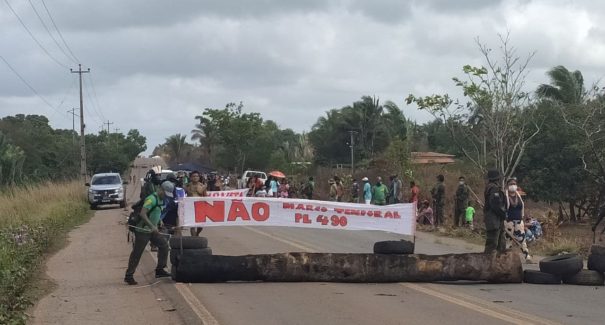 Indígenas bloqueiam trajeto de BR-316