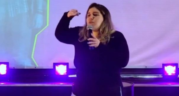 “Para de ficar postando coisa de gente preta, de gay”, diz mulher em discurso em igreja