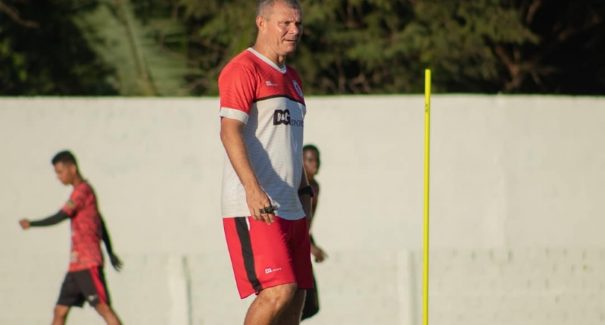 Zé Augusto x Marcinho: duelo à beira do gramado