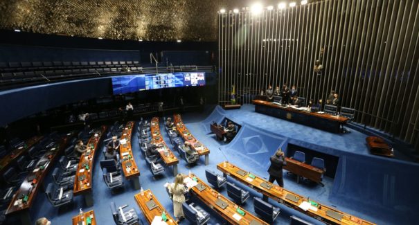 Senado aprova elegibilidade para políticos com contas irregulares