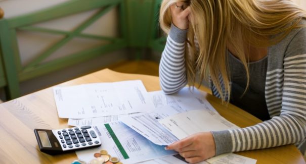 A cada 10 brasileiros, 3 não conseguiram pagar as contas em agosto