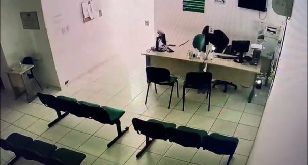 VÍDEO: ladrão é flagrado roubando o prédio da Defensoria Pública