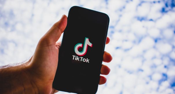 Justiça condena Tik Tok a pagar dano moral coletivo e individual