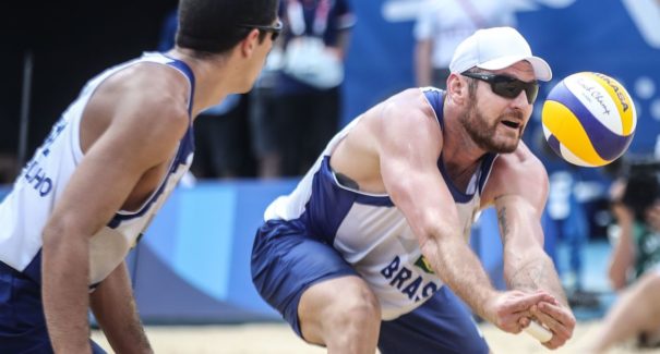 Brasileiros Alison e Álvaro Filho caem no vôlei de praia por 2 sets a 0
