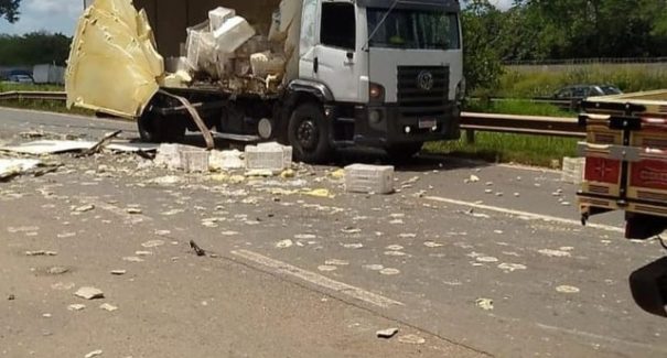 Acidente com caminhão e ônibus deixa três pessoas feridas na BR-135
