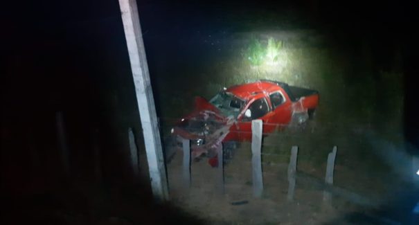 Motorista morre após carro sair da pista e entrar em matagal